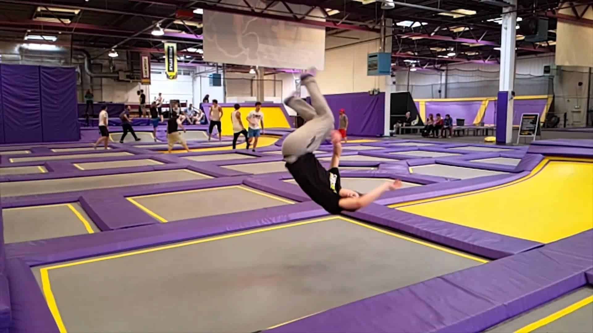 Let's Jump Trampoline Park est situé au 4 rue de l'Industrie, 6